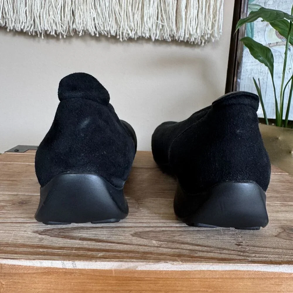 Wolkey Black Suede Slip on Comfort Rubber Bottom Sole Ballet Flats Size 10.5